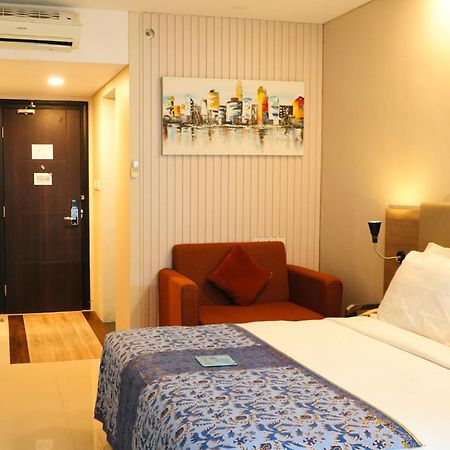 Verse Hotel Сиребон Екстериор снимка