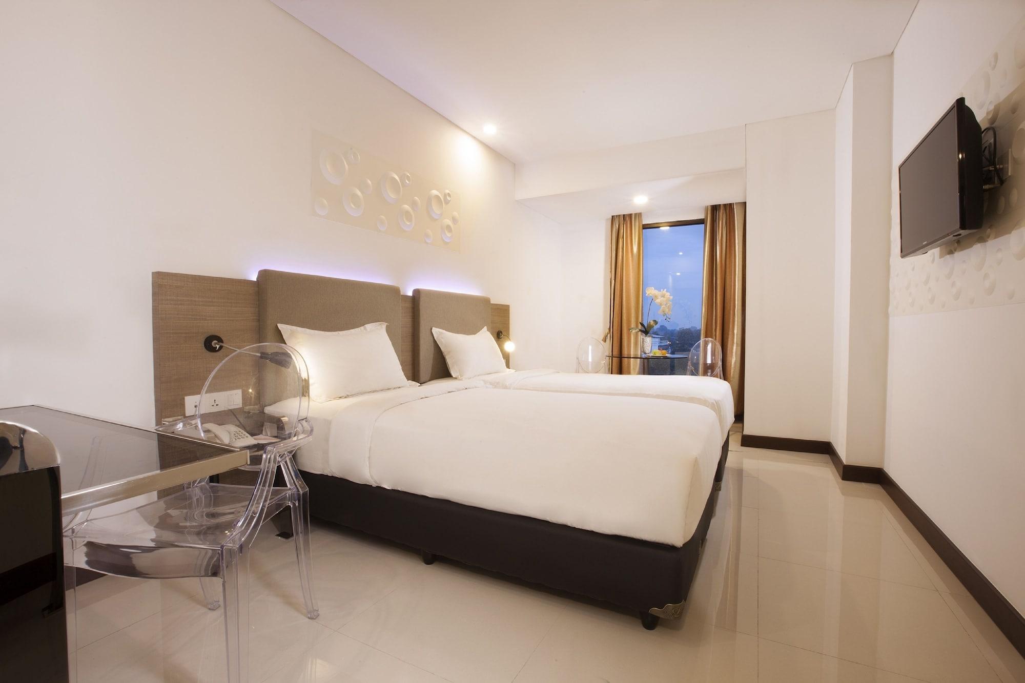 Verse Hotel Сиребон Екстериор снимка