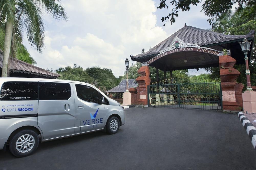Verse Hotel Сиребон Екстериор снимка