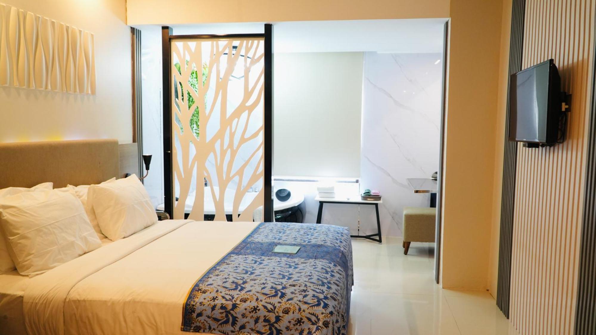 Verse Hotel Сиребон Екстериор снимка