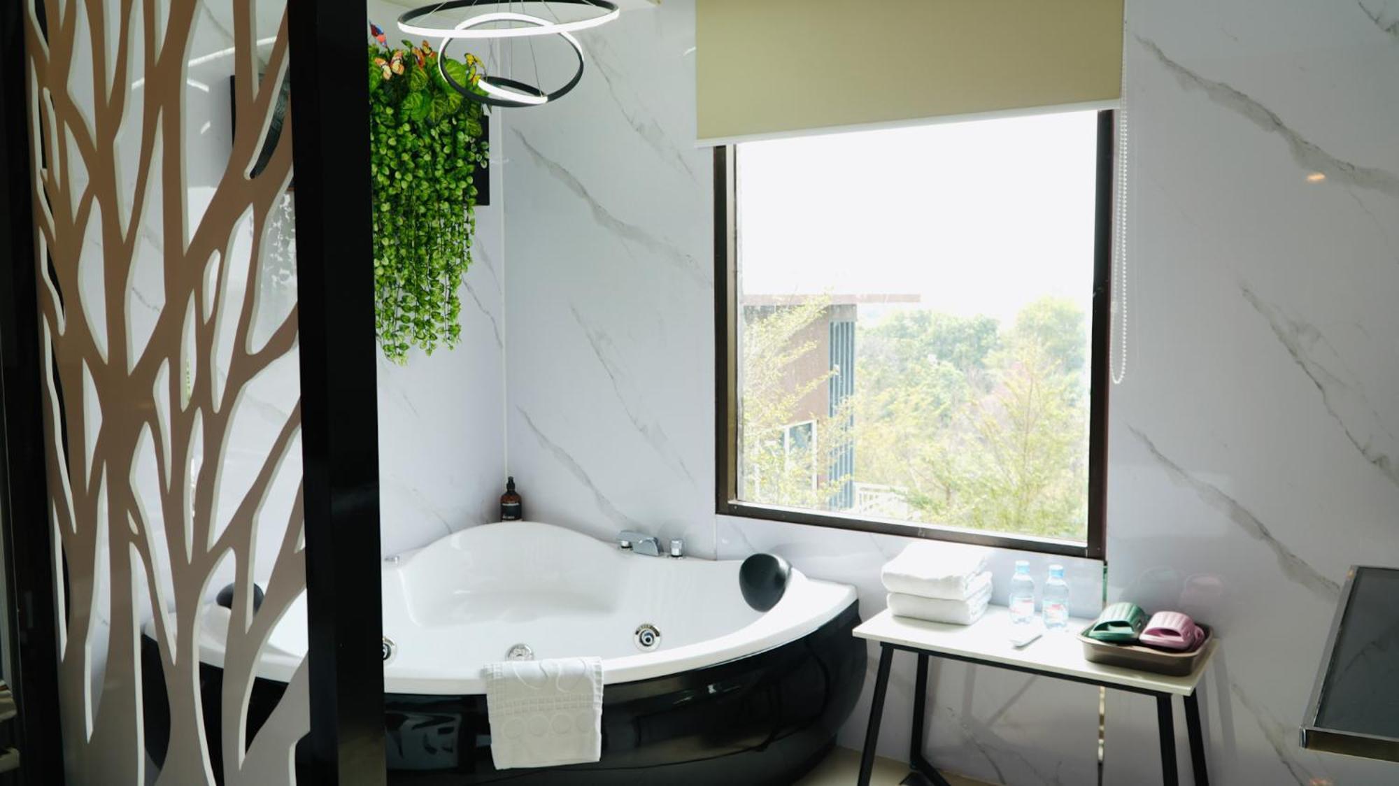 Verse Hotel Сиребон Екстериор снимка