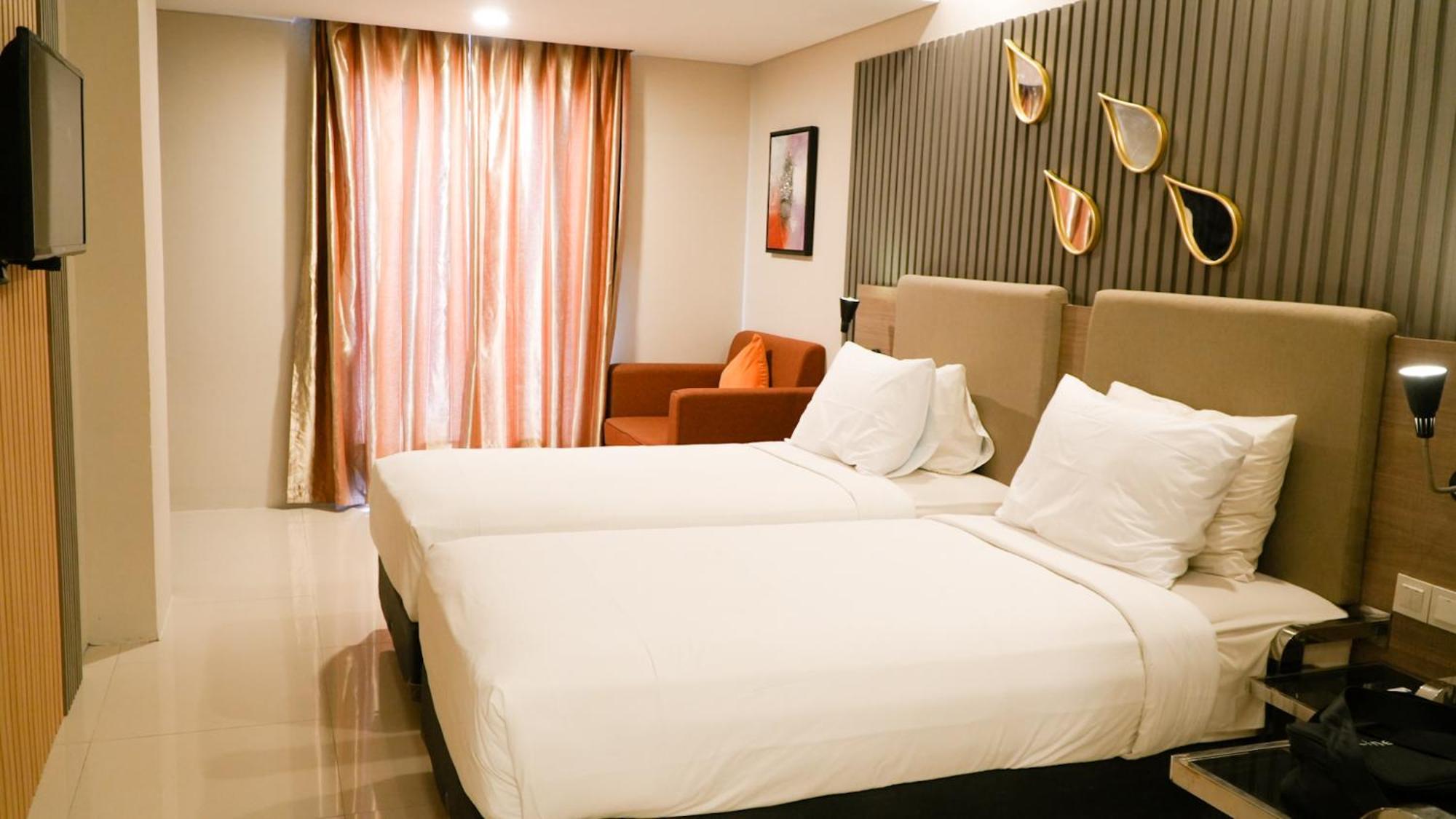 Verse Hotel Сиребон Екстериор снимка