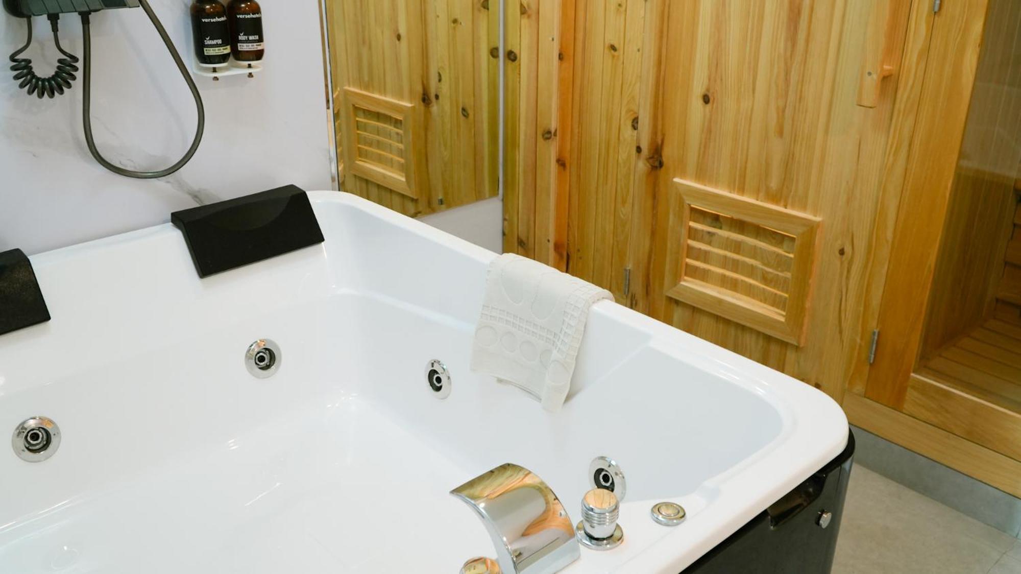 Verse Hotel Сиребон Екстериор снимка