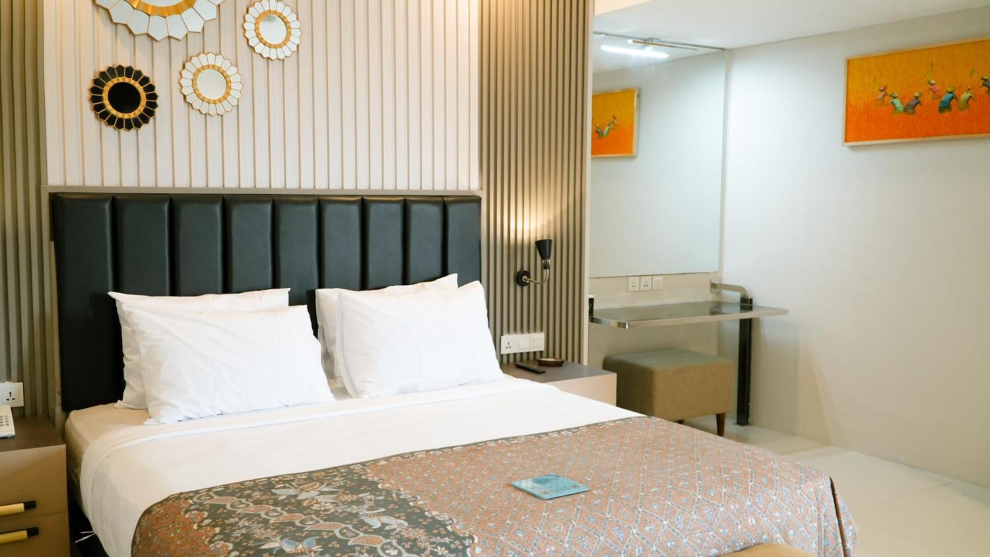 Verse Hotel Сиребон Екстериор снимка