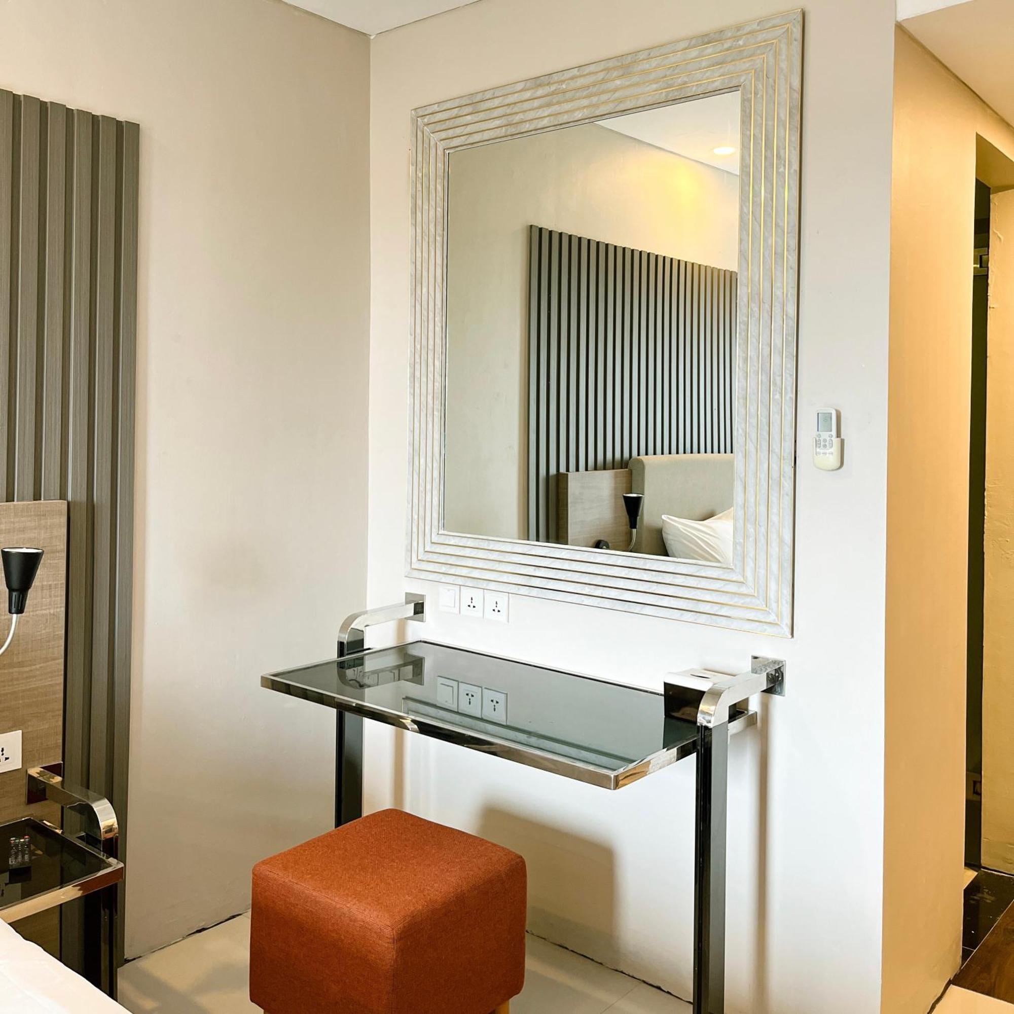 Verse Hotel Сиребон Екстериор снимка