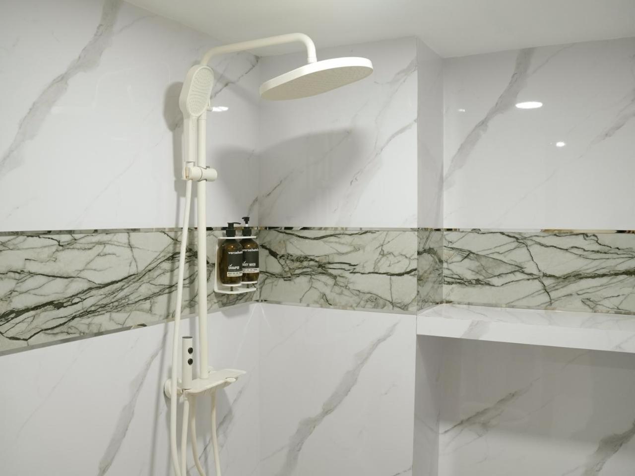 Verse Hotel Сиребон Екстериор снимка
