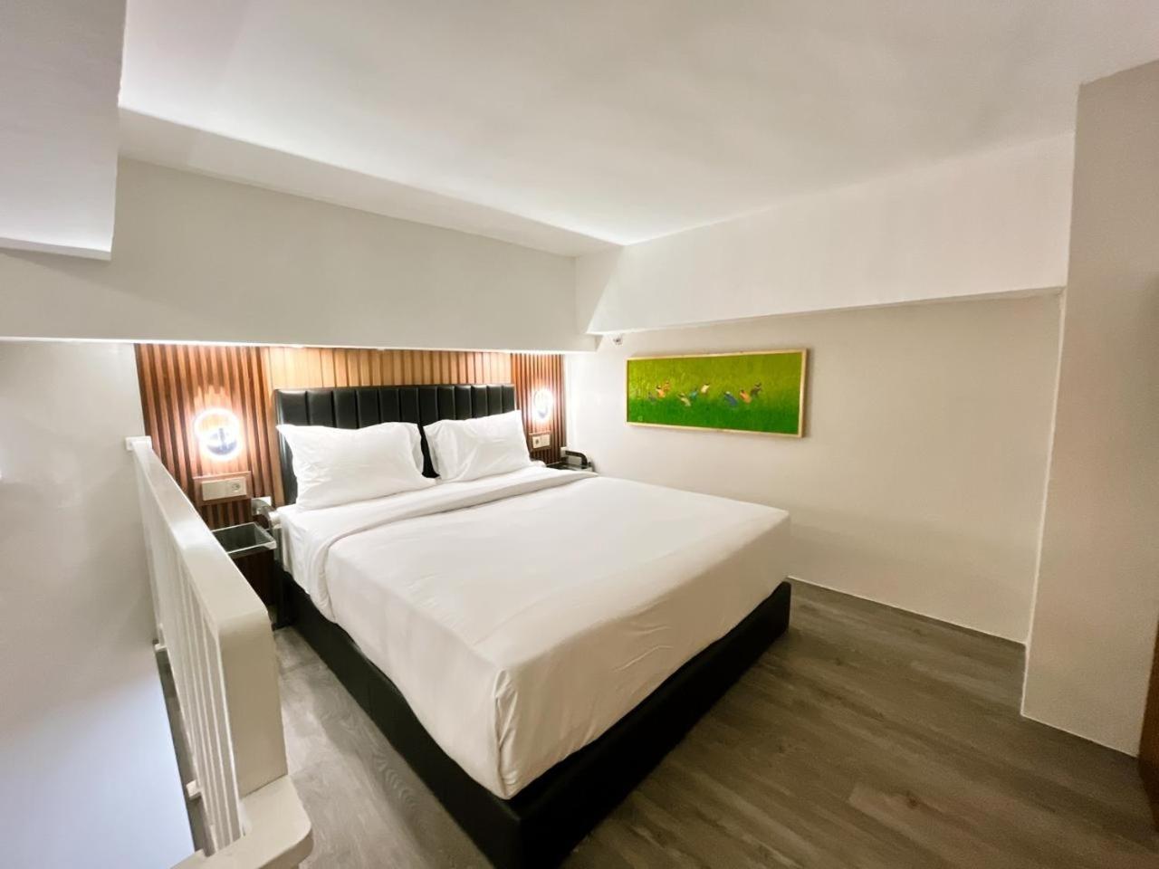 Verse Hotel Сиребон Екстериор снимка