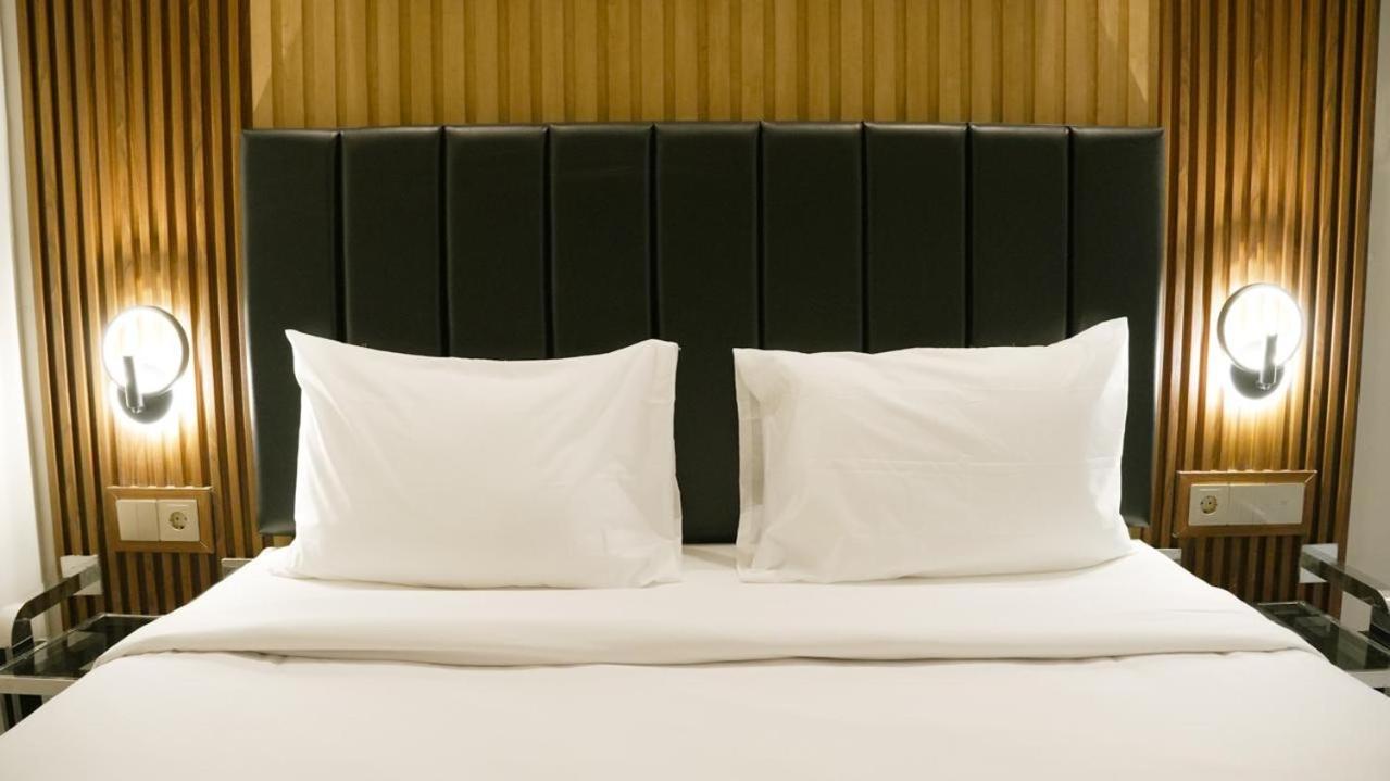 Verse Hotel Сиребон Екстериор снимка