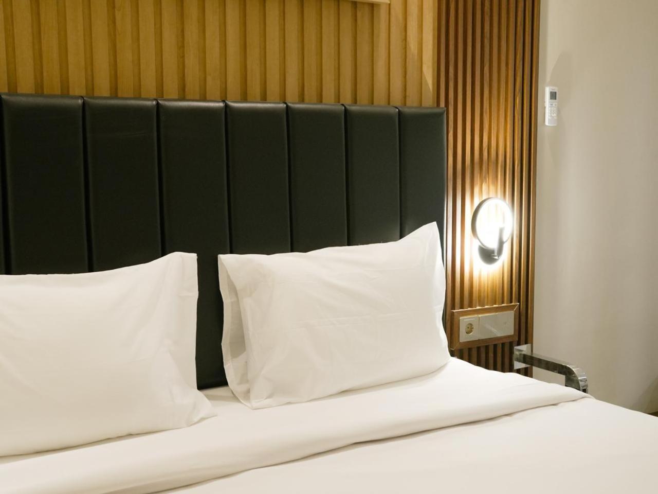 Verse Hotel Сиребон Екстериор снимка