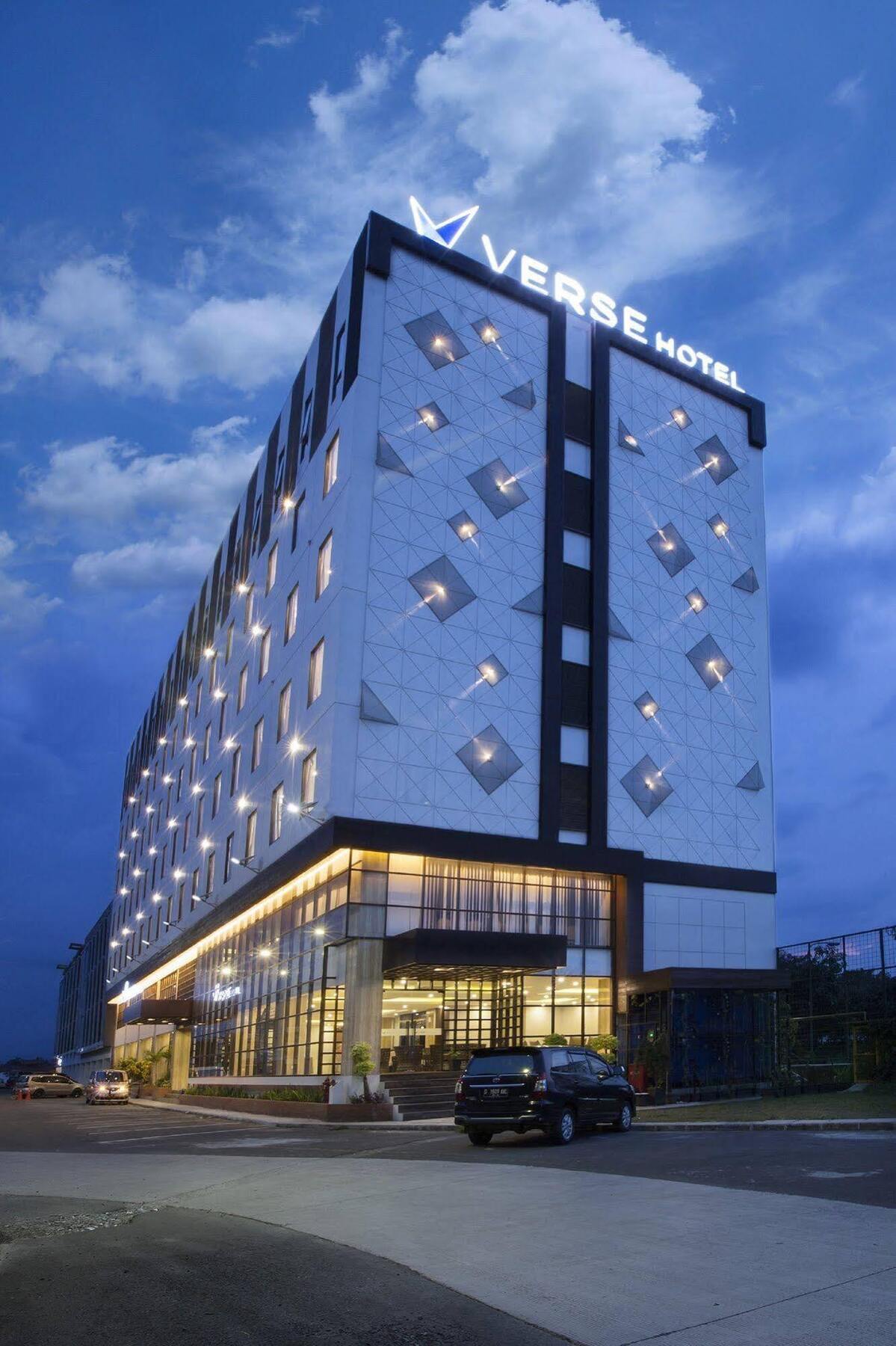 Verse Hotel Сиребон Екстериор снимка