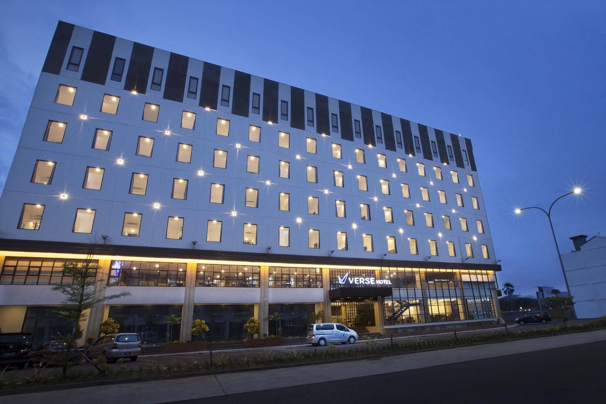 Verse Hotel Сиребон Екстериор снимка