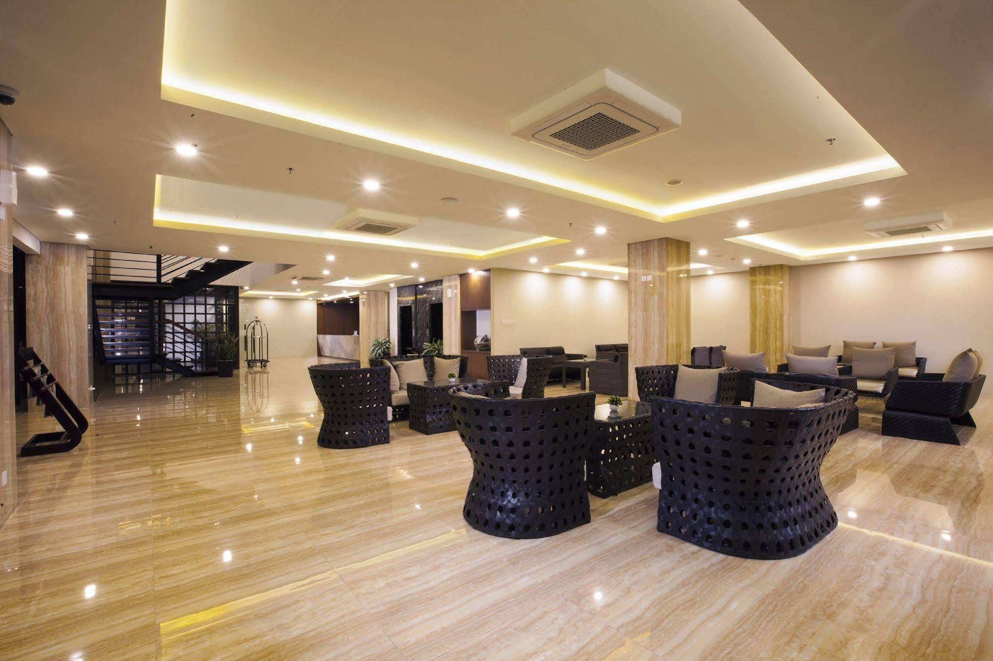 Verse Hotel Сиребон Екстериор снимка