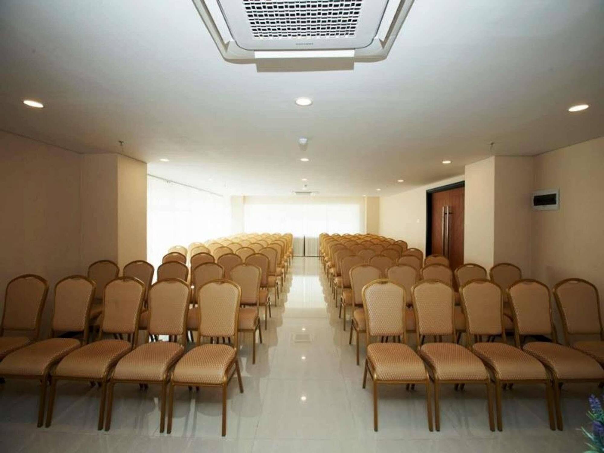 Verse Hotel Сиребон Екстериор снимка