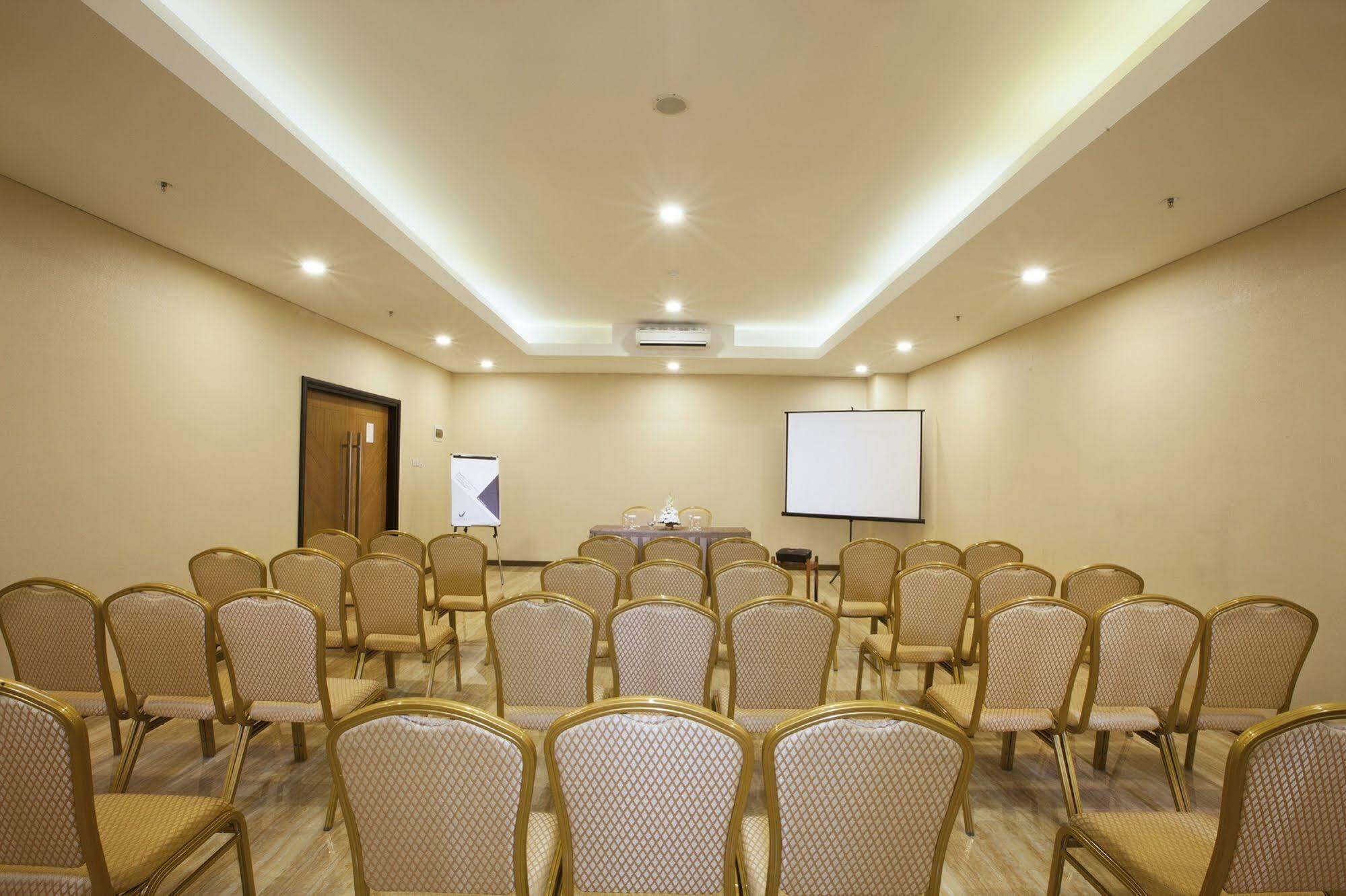 Verse Hotel Сиребон Екстериор снимка