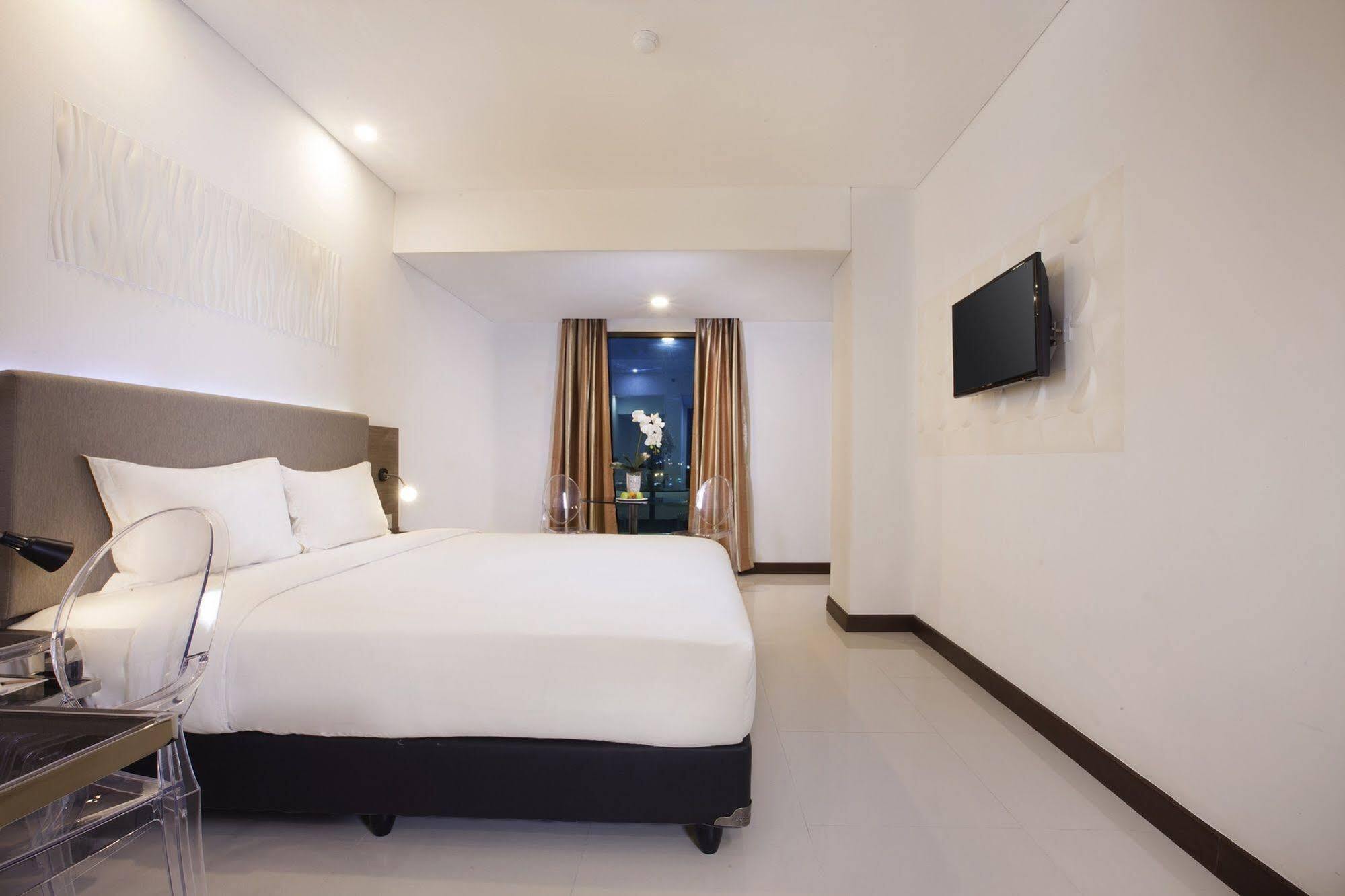Verse Hotel Сиребон Екстериор снимка