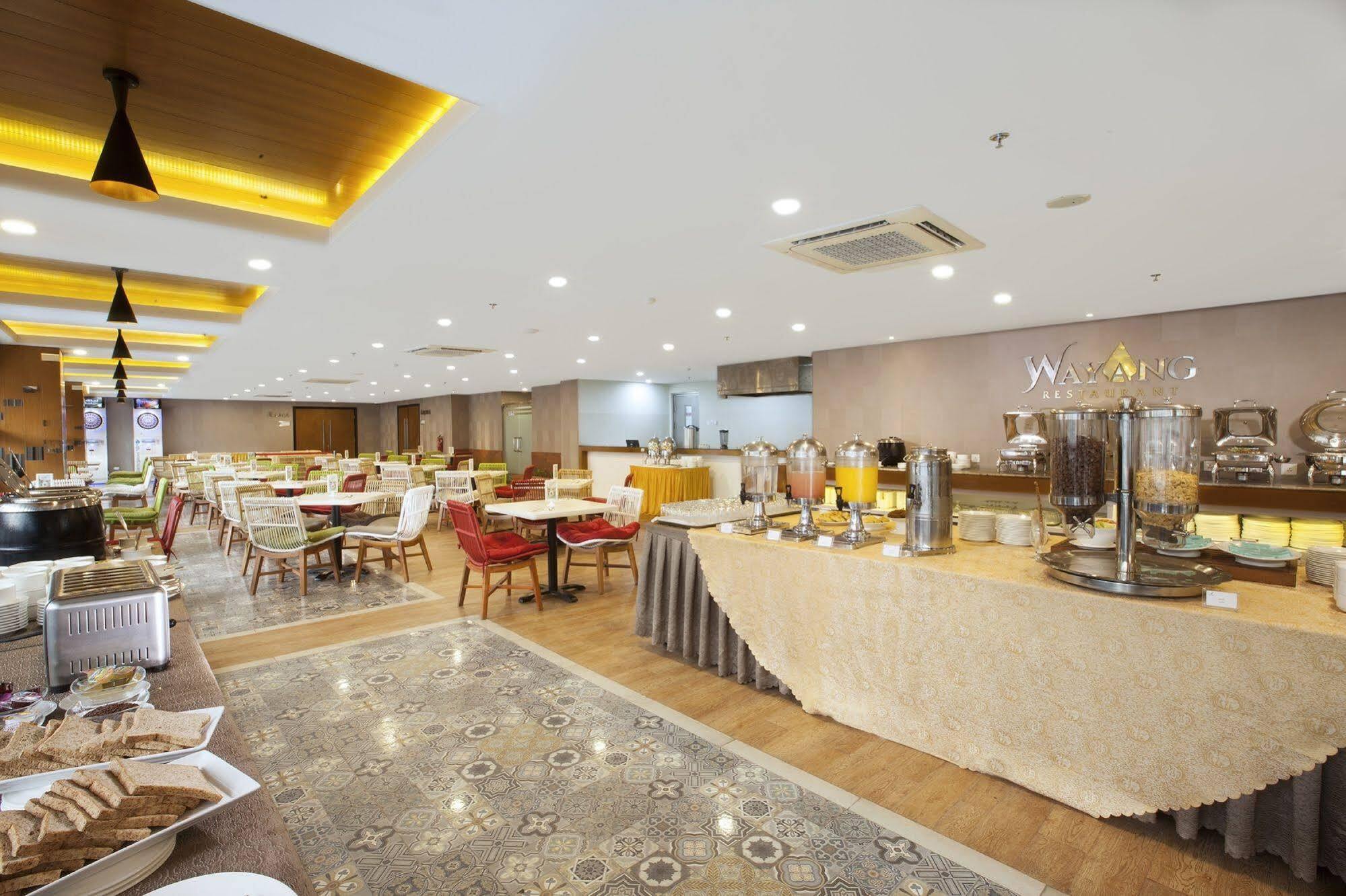 Verse Hotel Сиребон Екстериор снимка