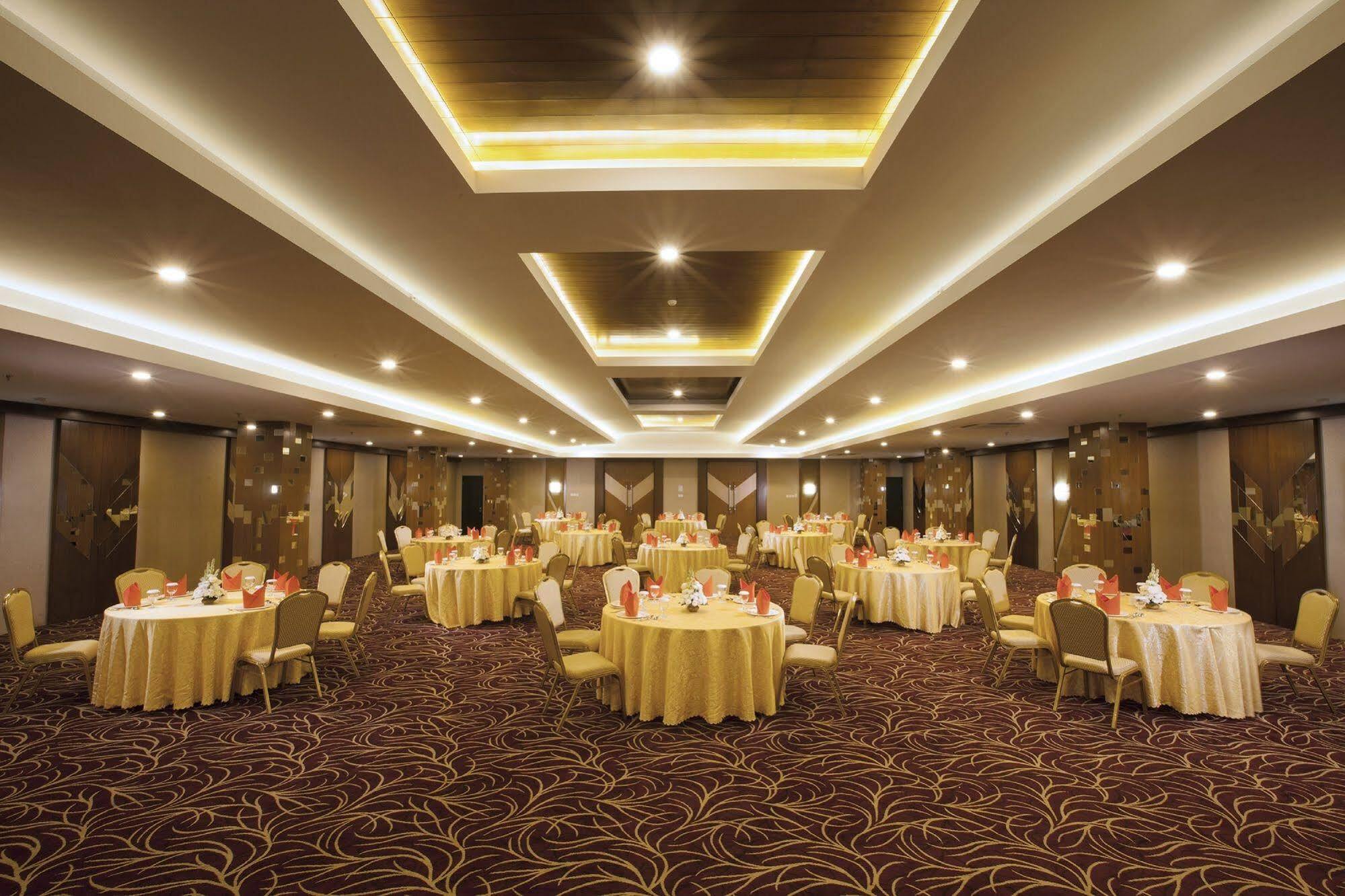 Verse Hotel Сиребон Екстериор снимка