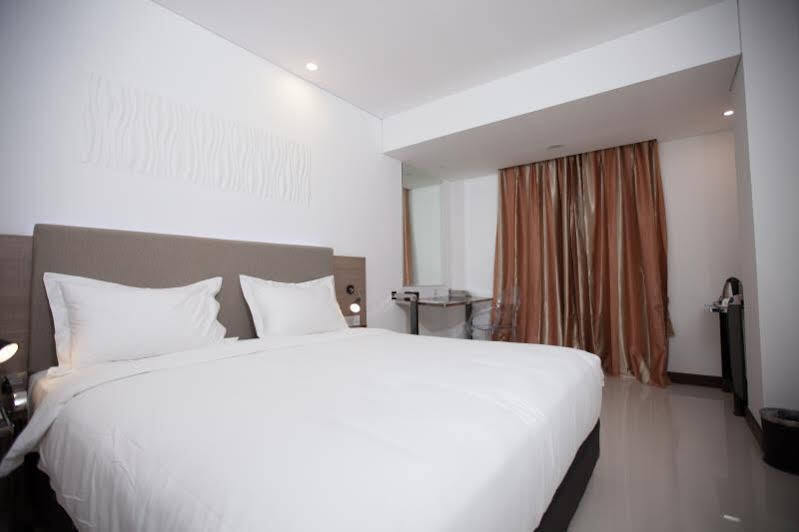 Verse Hotel Сиребон Екстериор снимка
